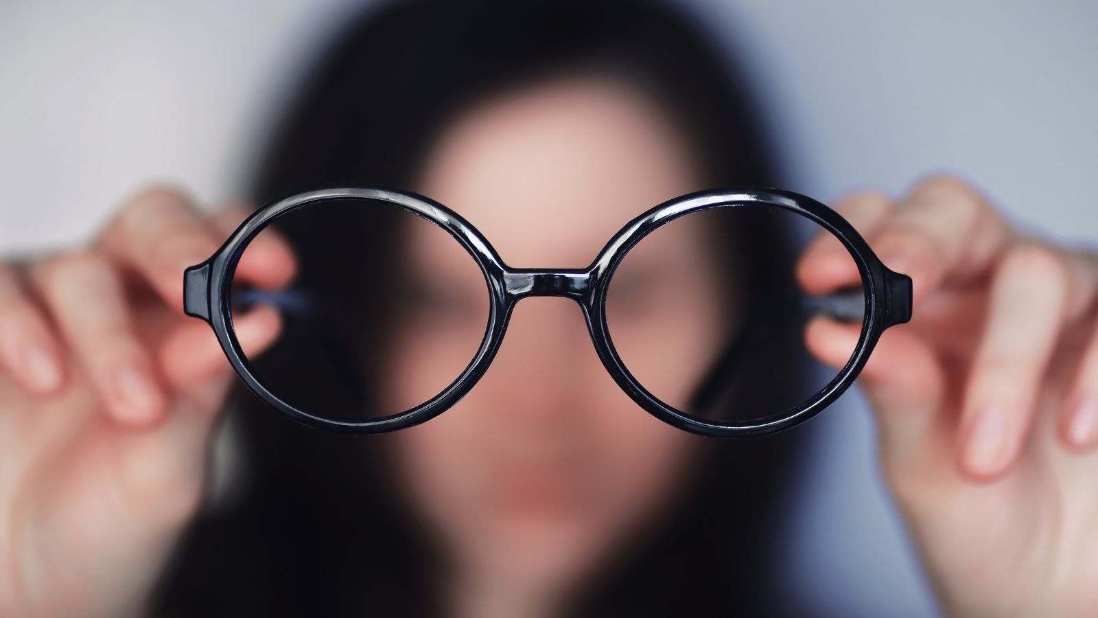 レーシック手術から10年後、視力は下がる？原因と対処法を解説